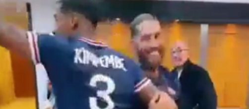 La danse 'malaisante' entre Sergio Ramos et Presnel Kimpembe fait parler (capture YouTube)