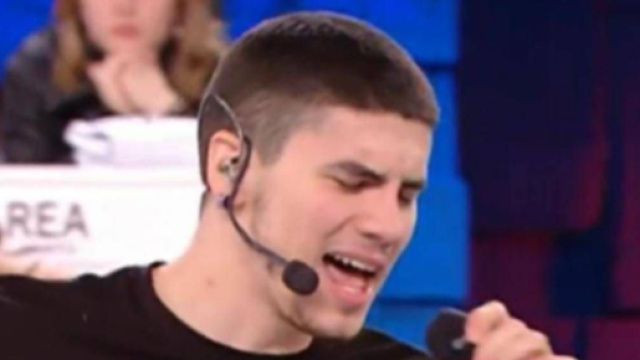 Calma, nome d'arte di Marco Barbieri, &egrave; un allievo di canto della ventunesima edizione di Amici.
