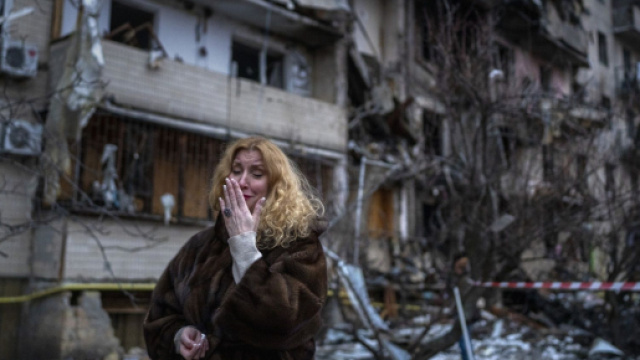 Centinaia di persone evacuate dall'acciaieria Azovstal dopo l'attacco russo.