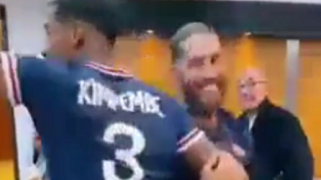 La danse 'malaisante' entre Sergio Ramos et Presnel Kimpembe fait parler (capture YouTube)