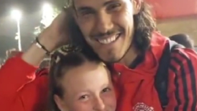 L'échange entre Edinson Cavani et une jeune fan fait le buzz (capture YouTube)