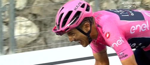 Richard Carapaz in difficoltà nella tappa della Marmolada al Giro d'Italia.