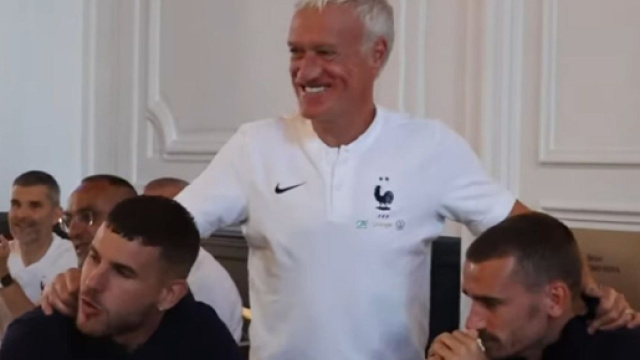 Le petit 'seum' d'Antoine Griezmann au moment de f&eacute;liciter Benzema (capture YouTube FFF)