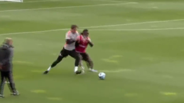 Moise Kean a la lutte avec Dusan Vlahovic &agrave; l'entra&icirc;nement. (cr&eacute;dit Twitter)