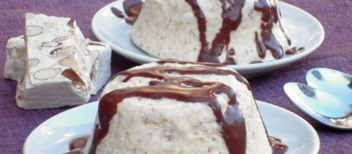 Gelato al torrone con marrons glacès, una delizia per il palato.