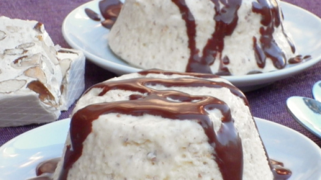 Gelato al torrone con marrons glac&egrave;s, una delizia per il palato.