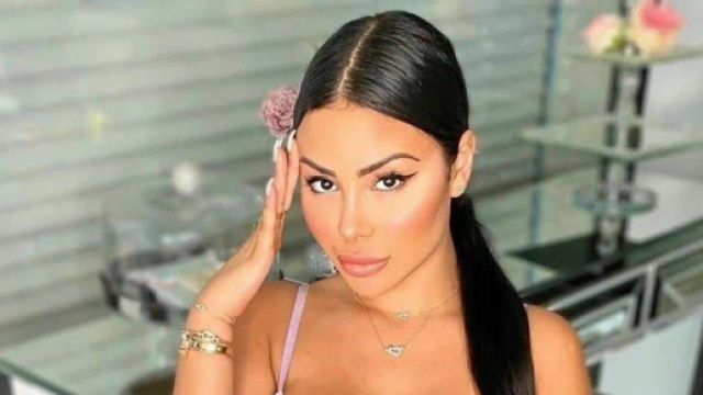 Maeva Ghennam hospitalisée à cause d'une infection à l'œil, elle dévoile des clichés choquants.
