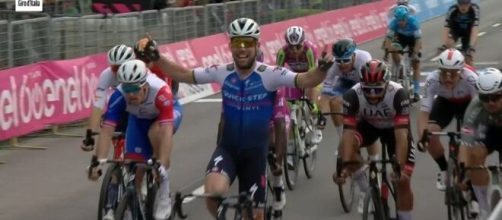 Mark Cavendish vince la terza tappa del Giro d'Italia.