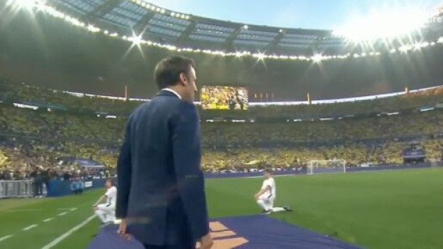 Emmanuel Macron sifflé par une partie du public de Nantes-Nice. (crédit Twitter)