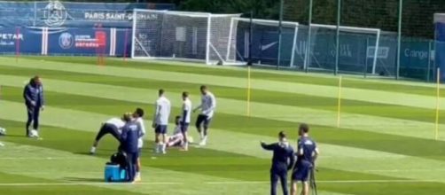 Kylian Mbappé rend fou Neymar pendant qu’il se change, la vidéo buzze (capture YouTube)