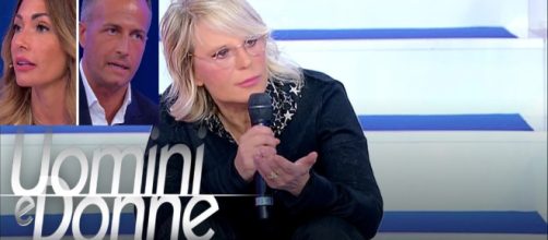 Uomini e Donne, Maria De Filippi striglia Riccardo: 'Non capisco cosa vai cercando'.