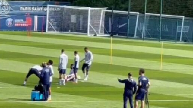 Kylian Mbappé rend fou Neymar pendant qu’il se change, la vidéo buzze (capture YouTube)