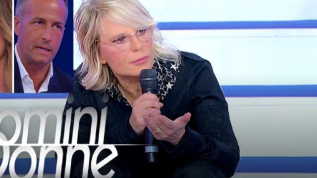 Uomini e Donne, Maria De Filippi striglia Riccardo: 'Non capisco cosa vai cercando'.
