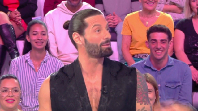 Hugomanos sur le plateau de TPMP. Source : capture d’écran C8.