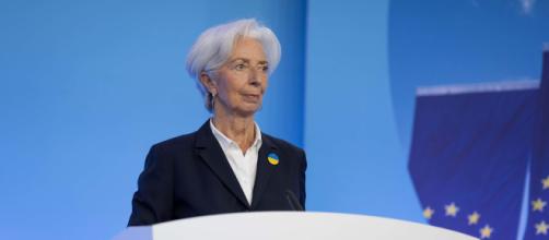 Martine Lagarde della BCE annuncia l'innalzamento dei tassi.