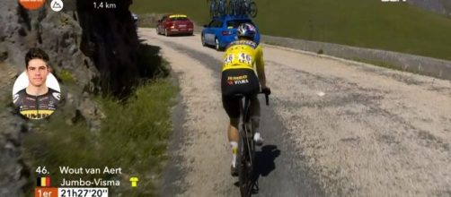 Wout van Aert in ritardo sulla Croix de Fer