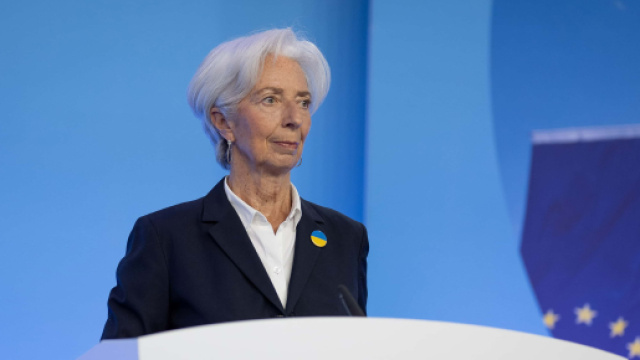 Martine Lagarde della BCE annuncia l'innalzamento dei tassi.