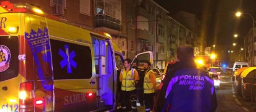 Agentes policiales detienen a tres jóvenes que resultaron gravemente heridos tras incendiar un taller de ropa (Twitter / @EmergenciasMad)
