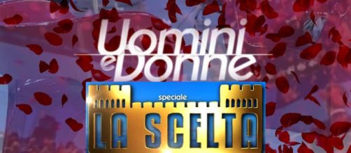 Uomini e Donne verso il ritorno in prima serata: ipotesi scelte serali per i tronisti.