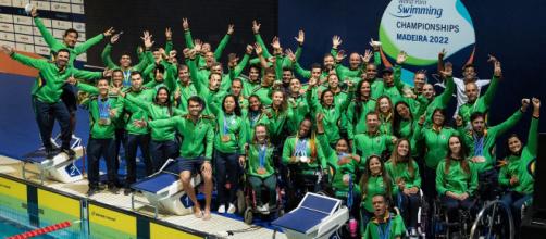 Pose para foto: equipe brasileira de natação paralímpica no mundial da Ilha da Madeira (Arquivo Blasting News)