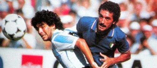 Un contrasto tra Gentile e Maradona in Italia-Argentina del Mundial 1982.