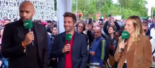 Thierry Henry chambre le présentateur à Roland Garros et provoque un fou rire (capture YouTube)