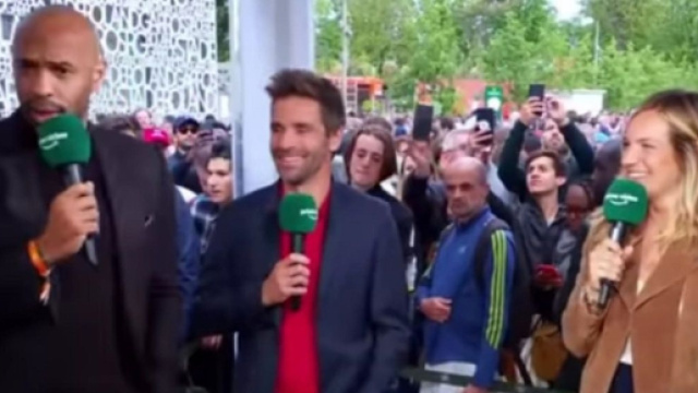 Thierry Henry chambre le pr&eacute;sentateur &agrave; Roland Garros et provoque un fou rire (capture YouTube)