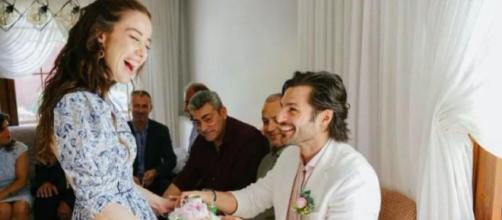 Ozge Gurel e Serkan Cayoglu si sposano: le nozze potrebbero essere celebrate in Italia.