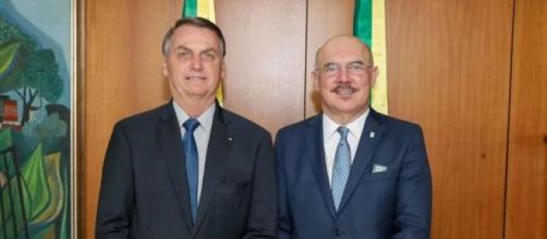 Bolsonaro parece que não coloca mais o rosto no fogo por Milton Ribeiro (Reprodução/Twitter)