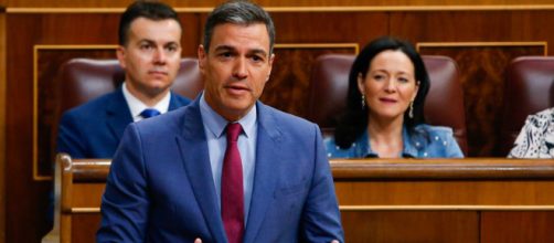 Hace unos meses el PP presentó la propuesta de la bajada del IVA a Pedro Sánchez (Twitter/@Congreso_Es)