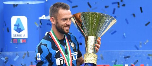 Inter, due top club inglesi su De Vrij.