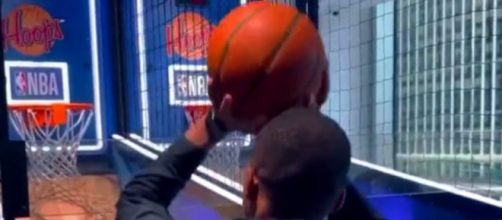 Kylian Mbappé enchaîne les paniers de basket et fait le buzz (capture Instagram Kylian Mbappé)