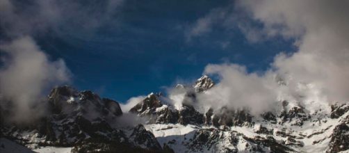 Muere un montañista luego de caer aproximdamente 90 metros desde los Picos de Europa (Wikimedia Commons)