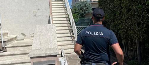 Rimini, l'intervento della Polizia chiamata dai vicini: ma per la donna colpita anche con un coltello dal compagno non c'era più nulla da fare.