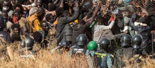 Un grupo de migrantes ilegales asaltó violentamente la valla fronteriza de Melilla (Captura de RTVE y RRSS)