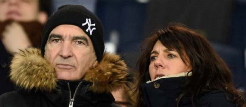 Estelle Denis sans pitié pour Domenech, elle fait le buzz au mariage de Pierre Ménès (capture YouTube)