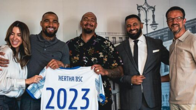K&eacute;vin-Prince Boateng f&ecirc;te sa prolongation au Hertha Berlin &agrave; sa mani&egrave;re (capture Twitter @KPBOfficial)