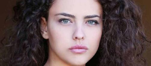 Chiara Russo è nata in Sicilia: oltre ad essere un'attrice è una cantante.