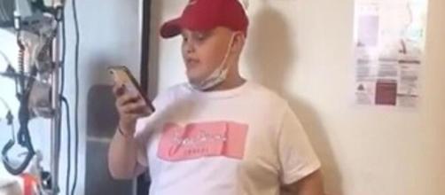 Manuel festejó su curación con un toque de campana que emocionó a muchos en redes sociales (@HospitalUVRocío)