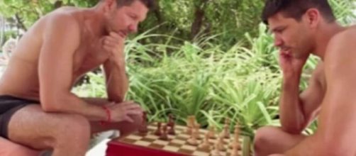 Diego Simeone fait croire qu'il sait jouer aux échecs mais se ridiculise, la vidéo buzze (capture Youtube)