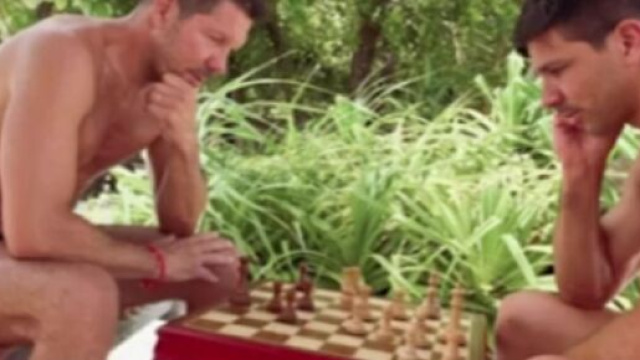 Diego Simeone fait croire qu'il sait jouer aux échecs mais se ridiculise, la vidéo buzze (capture Youtube)
