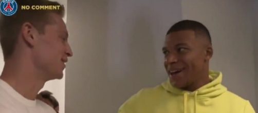 L'échange avec les micros entre Kylian Mbappé et Frenkie De Jong fait parler (capture Youtube)