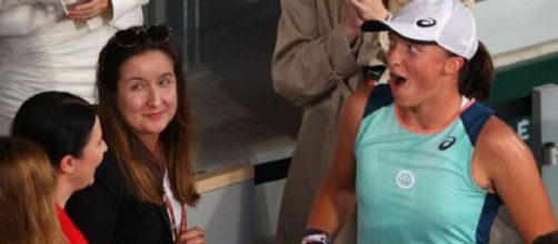 La réaction hilarante d'Iga Swiatek qui gagne Roland Garros devant Lewandowski (capture YouTube)