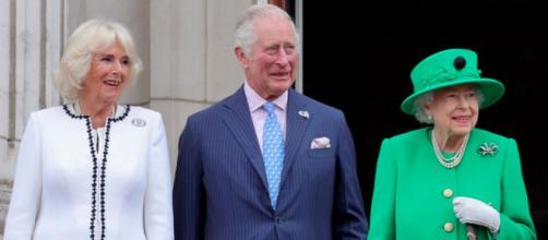 La reina Isabel II estuvo acompañada por el príncipe Carlos (Twitter/@RoyalFamily)