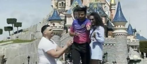 Un trabajador de Disneyland París irrumpió en medio de una pedida de mano, el vídeo se ha hecho viral - RR.SS.
