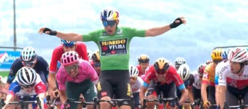 Wout van Aert sorpassato da David Gaudu al Criterium del Delfinato.