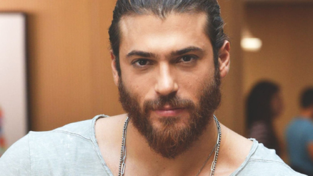 Can Yaman torna in Tuchia: lo scatto nel Bosforo conquista le fan.