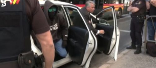 El Cuco llegando todo tapado a los juzgados después de haber confesado que mintió (Captura de Telecinco)