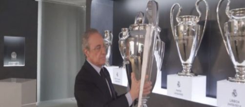 Florentino Pérez avec le 14e trophée du Real Madrid Source : Capture Twitter
