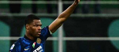 Mercato Inter: Dumfries può essere ceduto per arrivare a Lukaku.